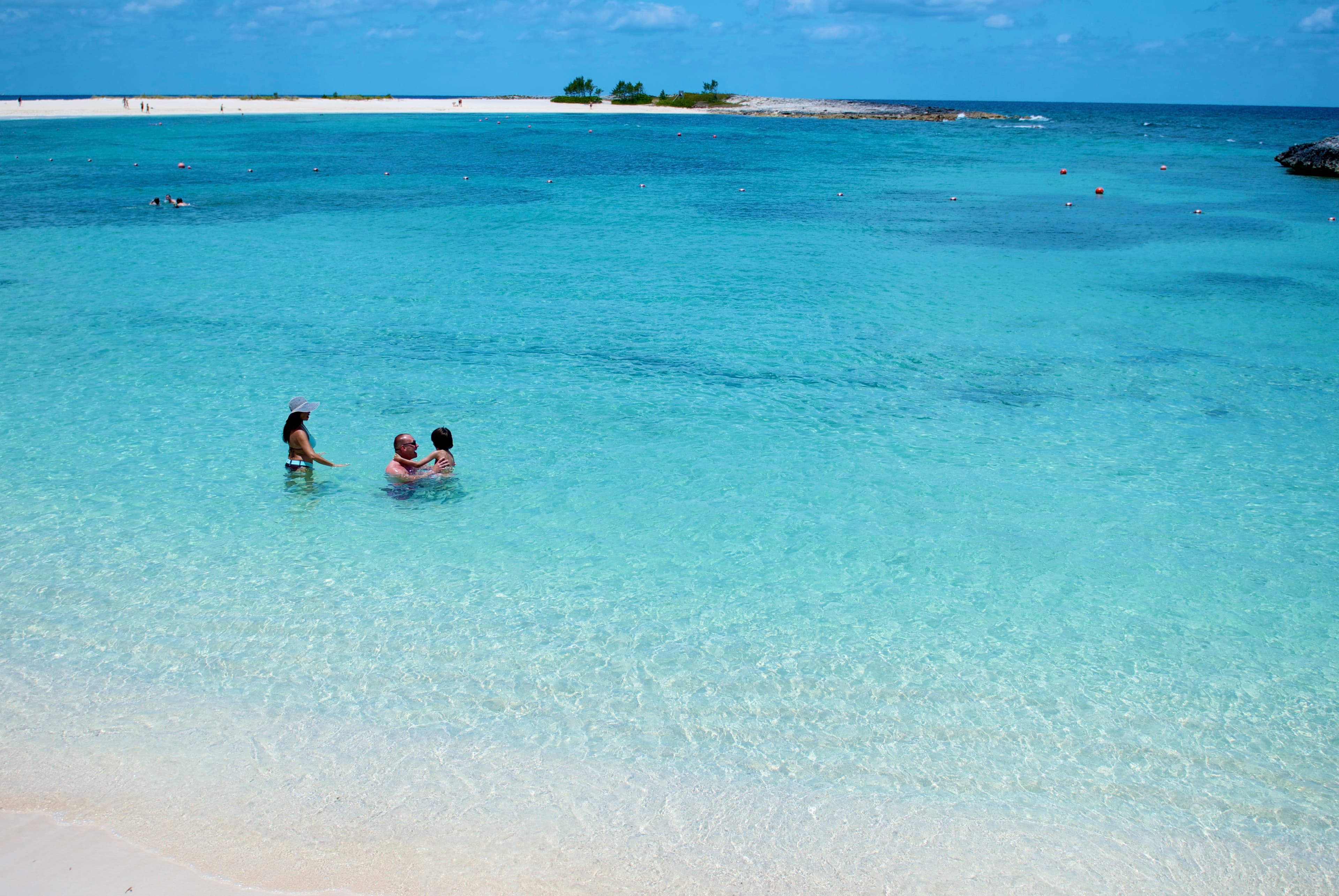 Bsnas Nassau Family Playing On The Beach ©The Islands Of The Bahamas