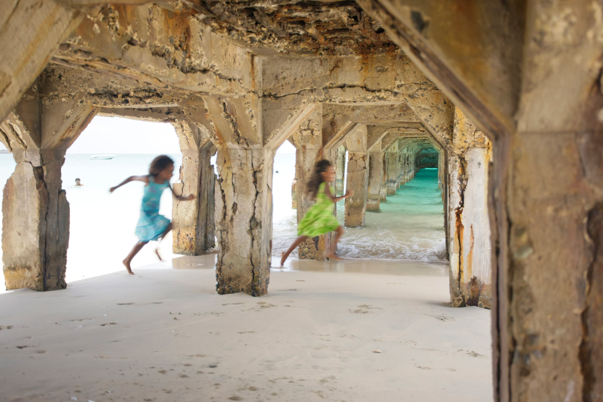 Sxphi Philipsburg Beach, Children Running © St. Maarten Tourist Bureau
