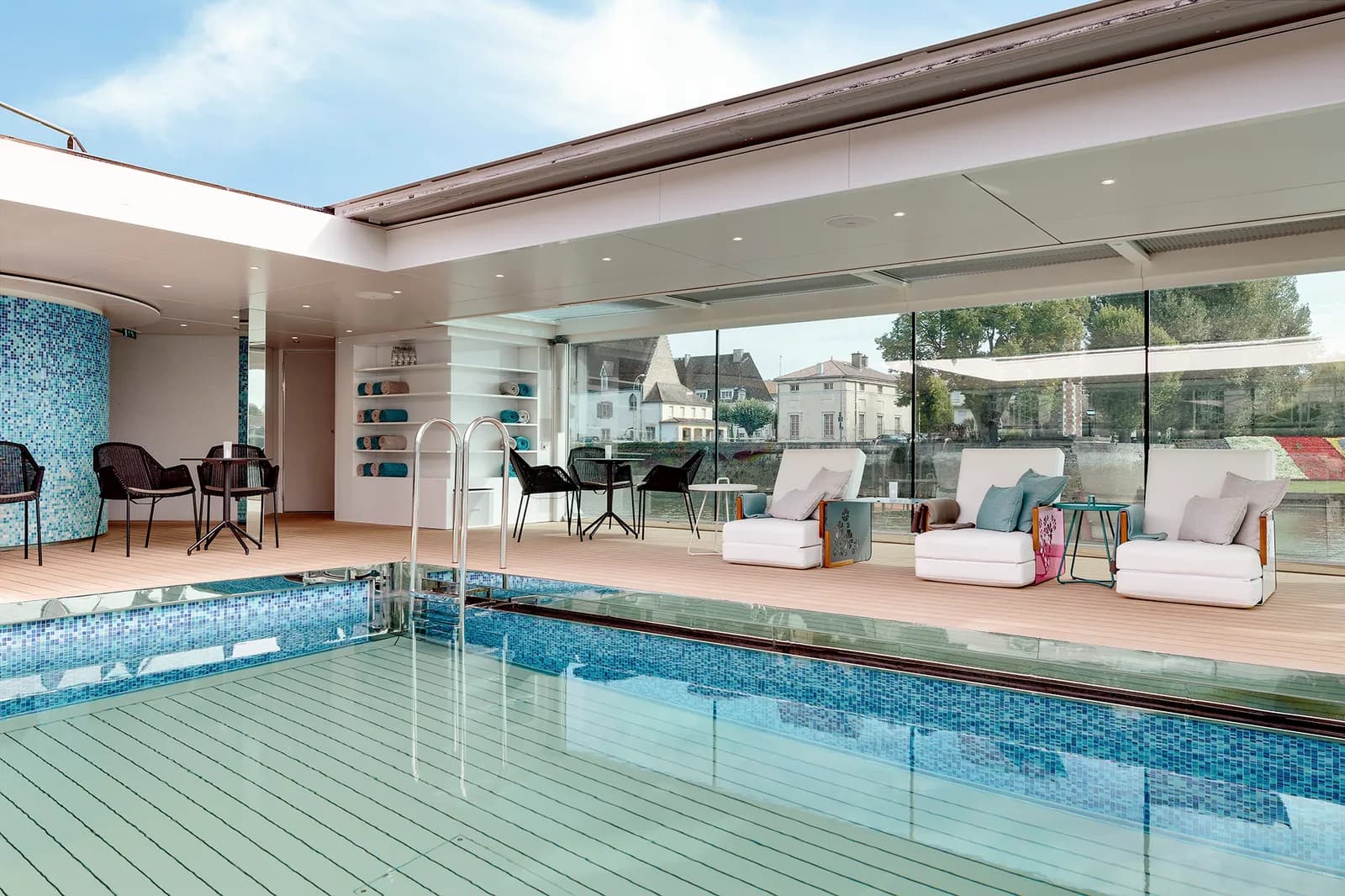 Daytime Pool & Bar